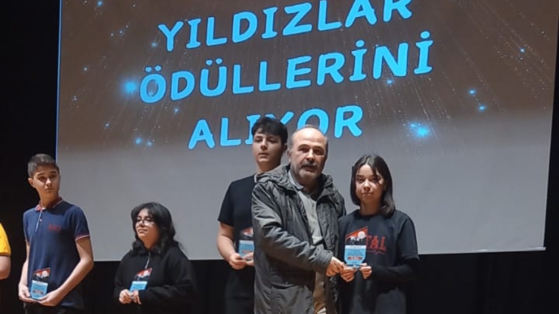 ÖĞRENCİMİZ ASLI ASYA ÖZCAN KOMPOZİSYONUN YILDIZLARI ÖDÜLÜNÜ ALDI.