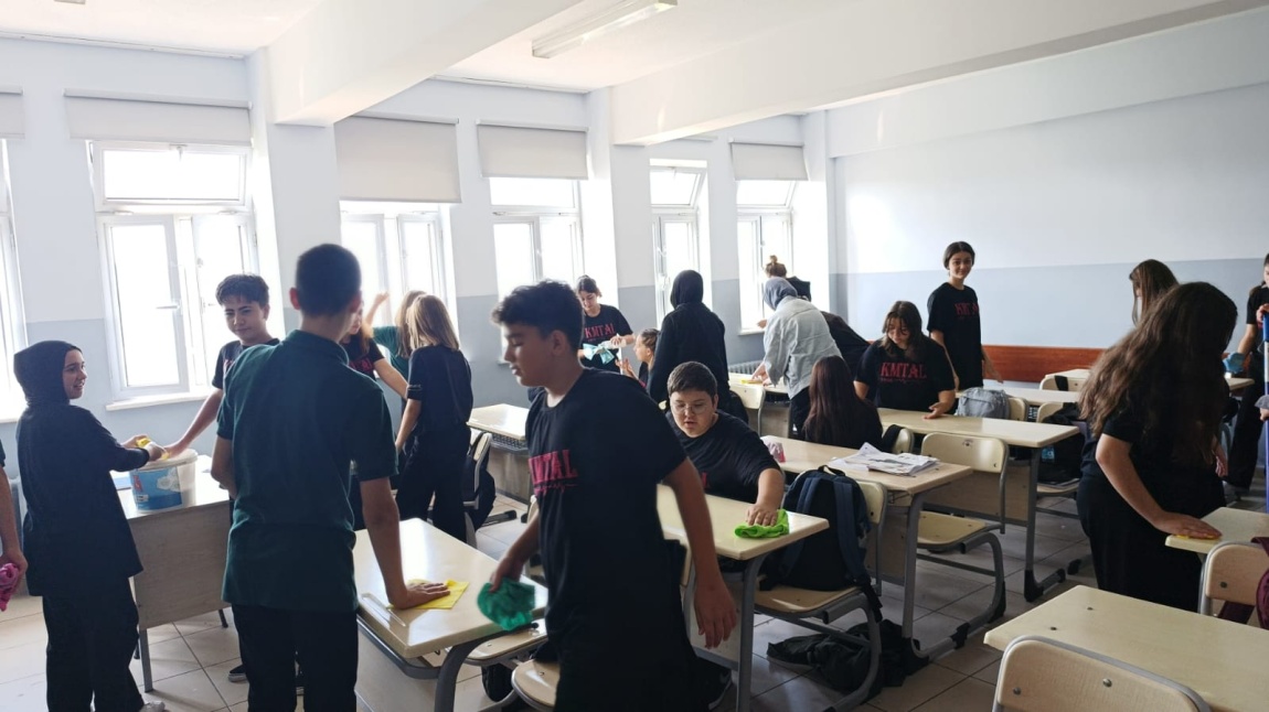 DÜNYA TEMİZLİK HAFTASI KAPSAMINDA ÖĞRENCİLERİMİZ TARAFINDAN SINIF TEMİZLİĞİ GERÇEKLEŞTİRİLDİ.